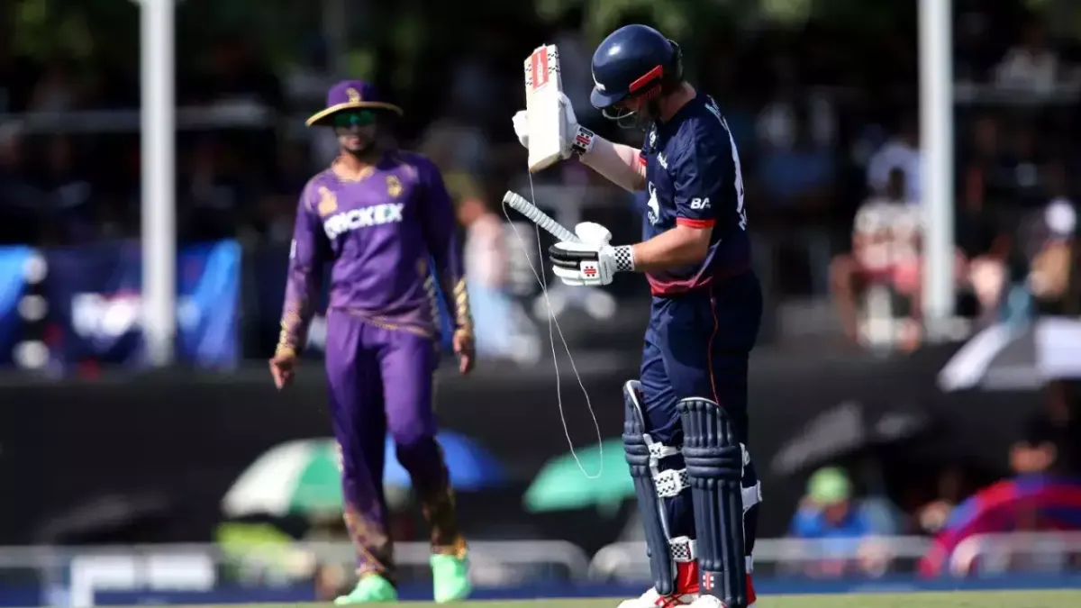 Travis Head is surprised as bat gets broken and goes flying in an attempt to pull Andre Russell during MLC 2024 clash