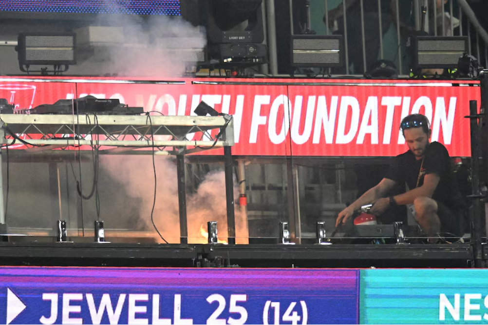 Big Bash League game stopped as fire breaks out at the Gabba